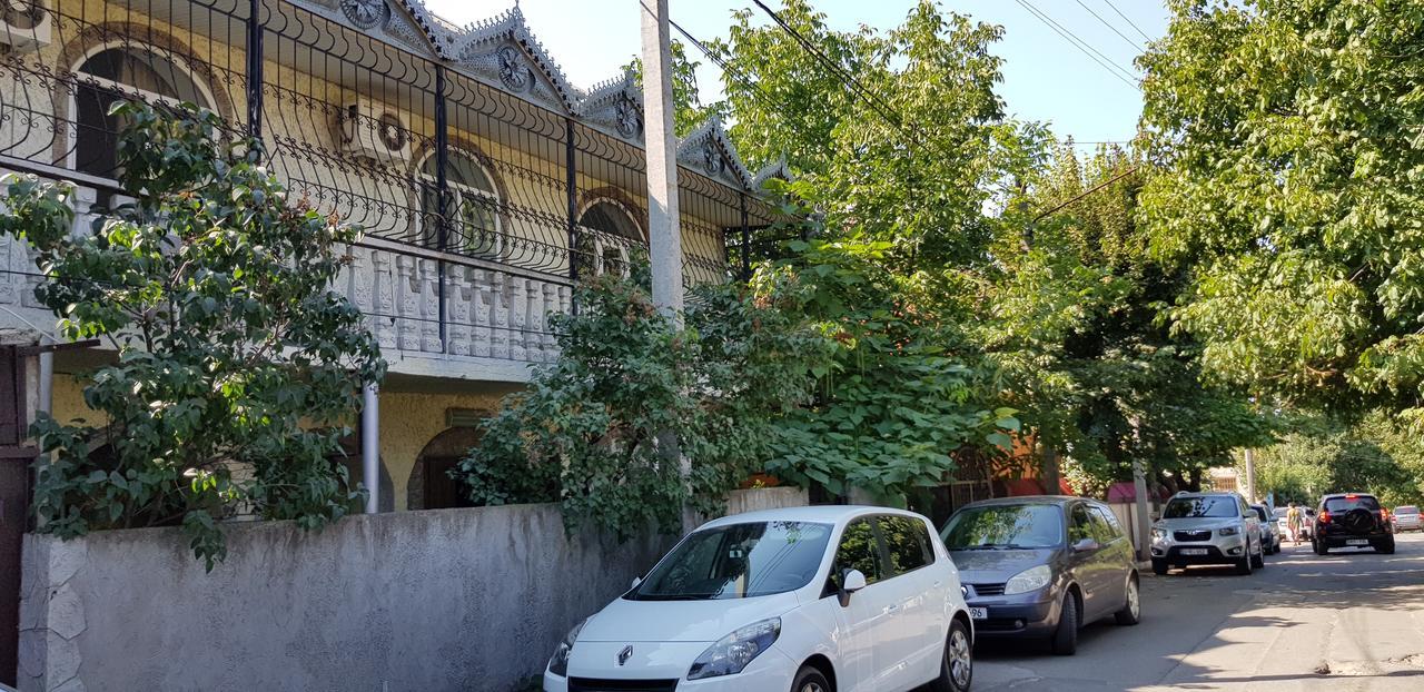 La Vitalie Guest House キシナウ エクステリア 写真